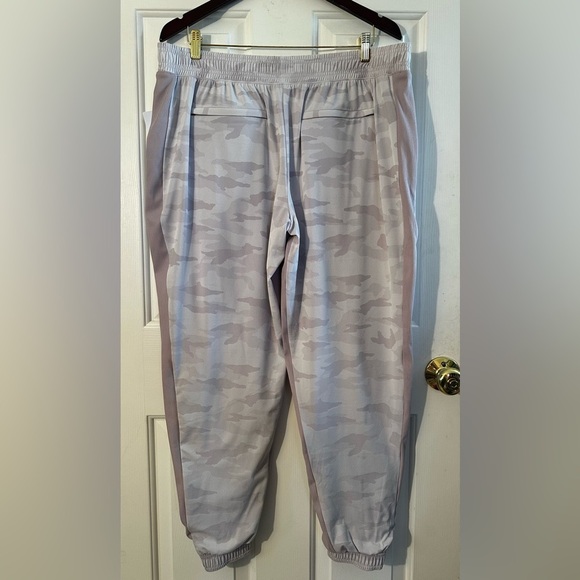 NWT ATHLETA Brooklyn Lined Camo Jogger 16 Light Lavender Stretch Spring Pockets - Picture 4 of 14